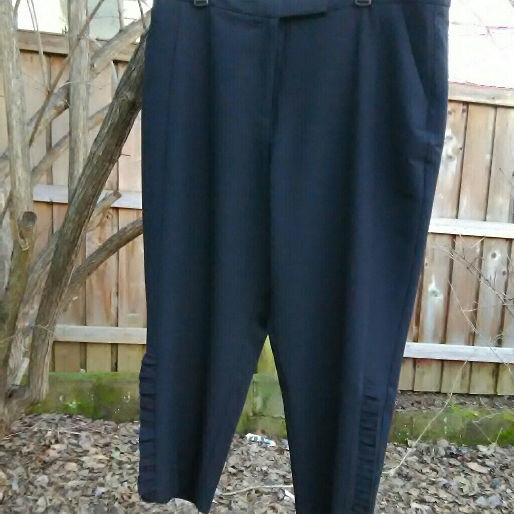 Side Ruffle Crop Pants